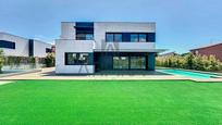 Vista exterior de Casa o xalet en venda en Sant Andreu de Llavaneres amb Terrassa, Piscina i Balcó