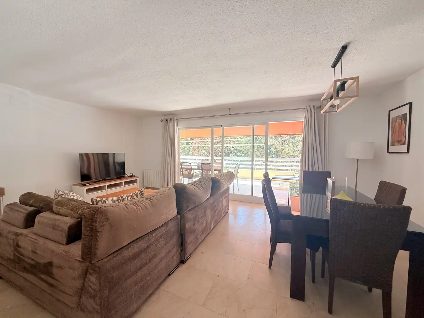 Sala de estar de Apartamento de alquiler en Marbella con Terraza, Piscina y Piscina comunitaria
