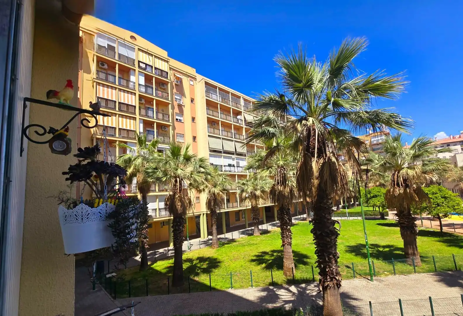 Vista exterior de Piso en venta en Sevilla con Terraza, Horno y Lavadora