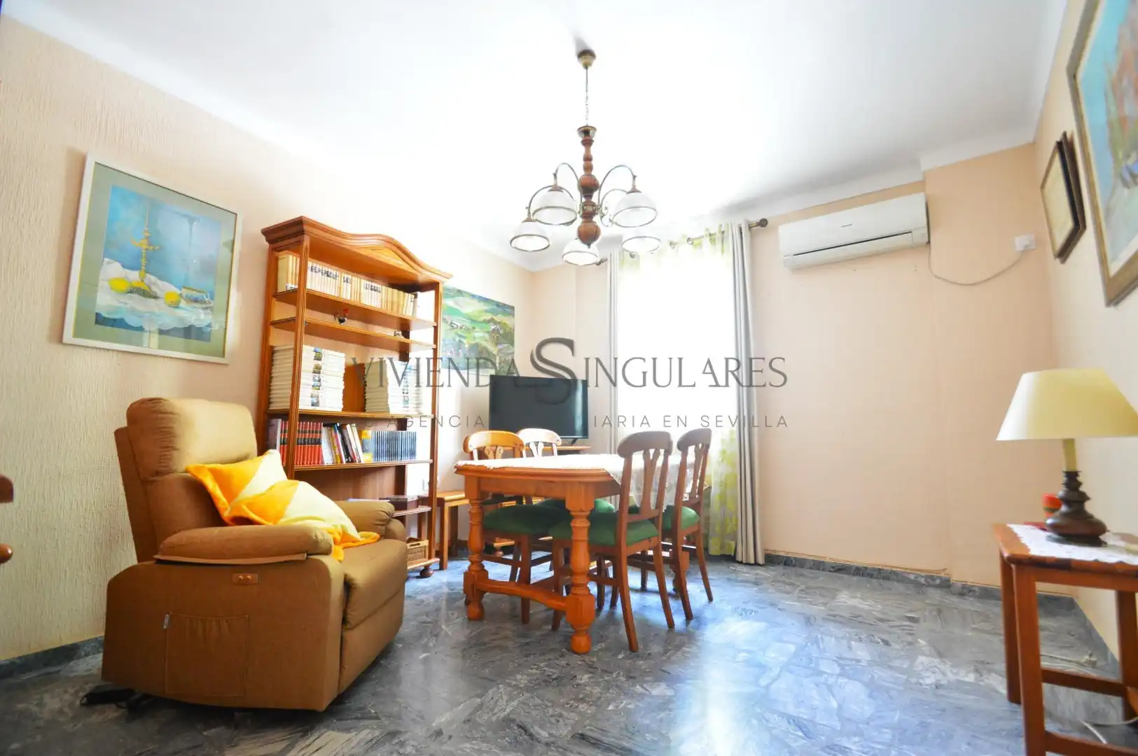Living room of Flat for sale in Sevilla  with Air Conditioner, Terrace and Storage room