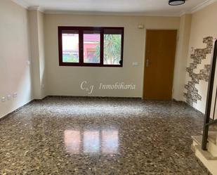 Sala d'estar de Casa adosada en venda en Sagunto / Sagunt amb Calefacció, Terrassa i Piscina comunitària