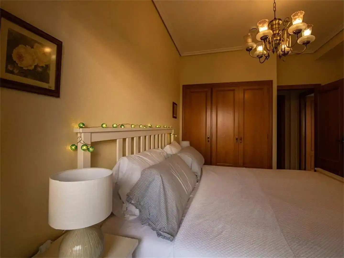 Schlafzimmer von Wohnungen zur Miete in Vigo  mit Möbliert und Balkon