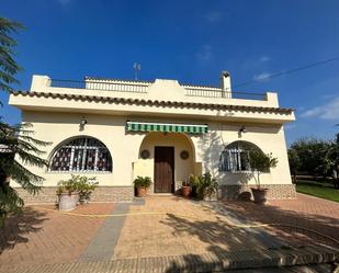 Vista exterior de Casa o xalet en venda en Chiclana de la Frontera amb Jardí privat, Terrassa i Piscina