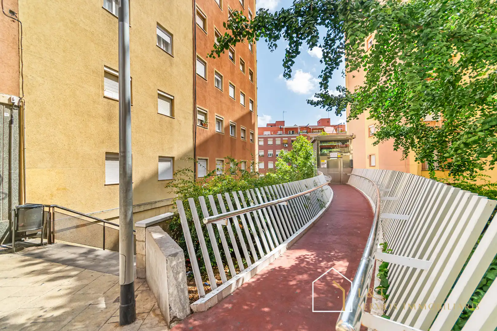 Vista exterior de Àtic en venda en Barcelona amb Aire condicionat, Parquet i Terrassa