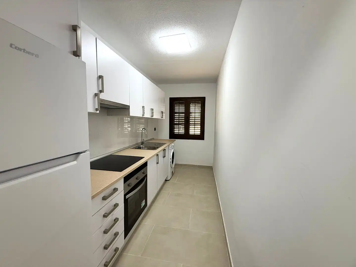 Küche von Wohnung zum Verkauf in Antigua mit Privatgarten, Terrasse und Alarm