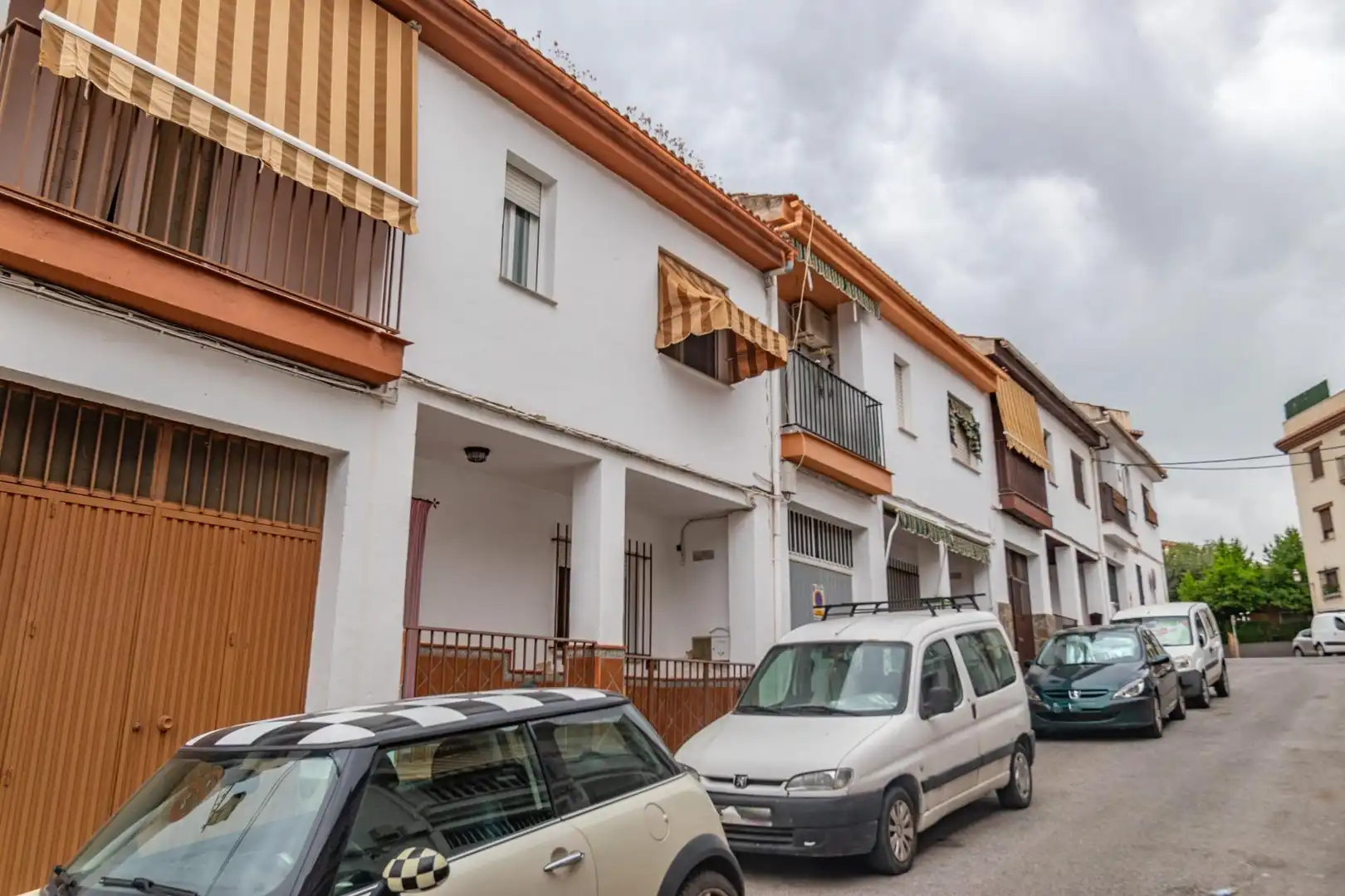 Vista exterior de Casa adosada en venda en La Zubia amb Terrassa