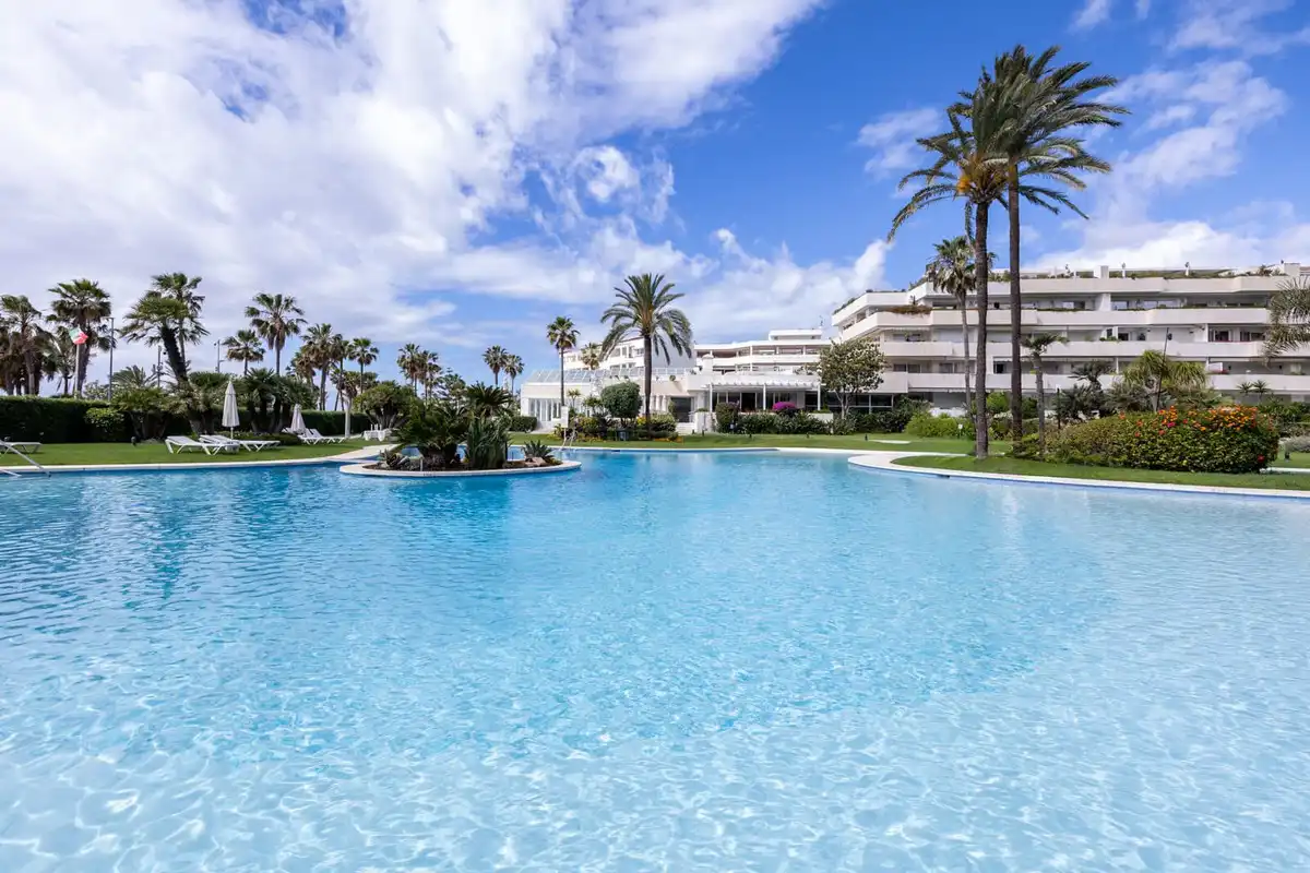 Schwimmbecken von Erdgeschoss zum Verkauf in Marbella mit Klimaanlage, Privatgarten und Terrasse
