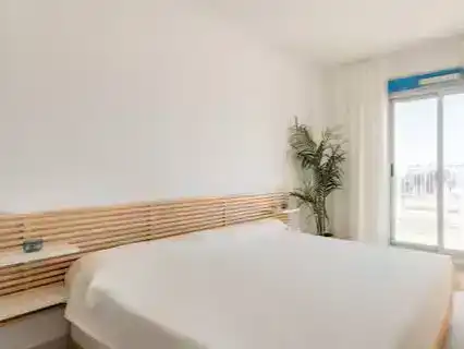 Dormitori de Àtic de lloguer en Dénia amb Aire condicionat, Jardí privat i Parquet
