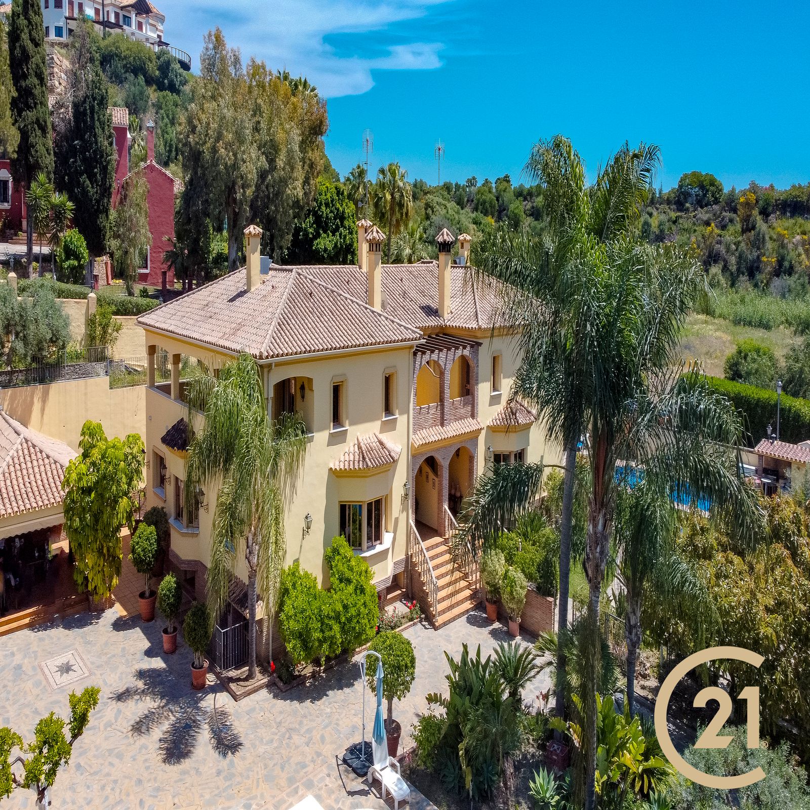 Vista exterior de Casa o xalet en venda en Benahavís amb Aire condicionat, Jardí privat i Terrassa