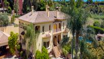 Vista exterior de Casa o xalet en venda en Benahavís amb Aire condicionat, Jardí privat i Terrassa