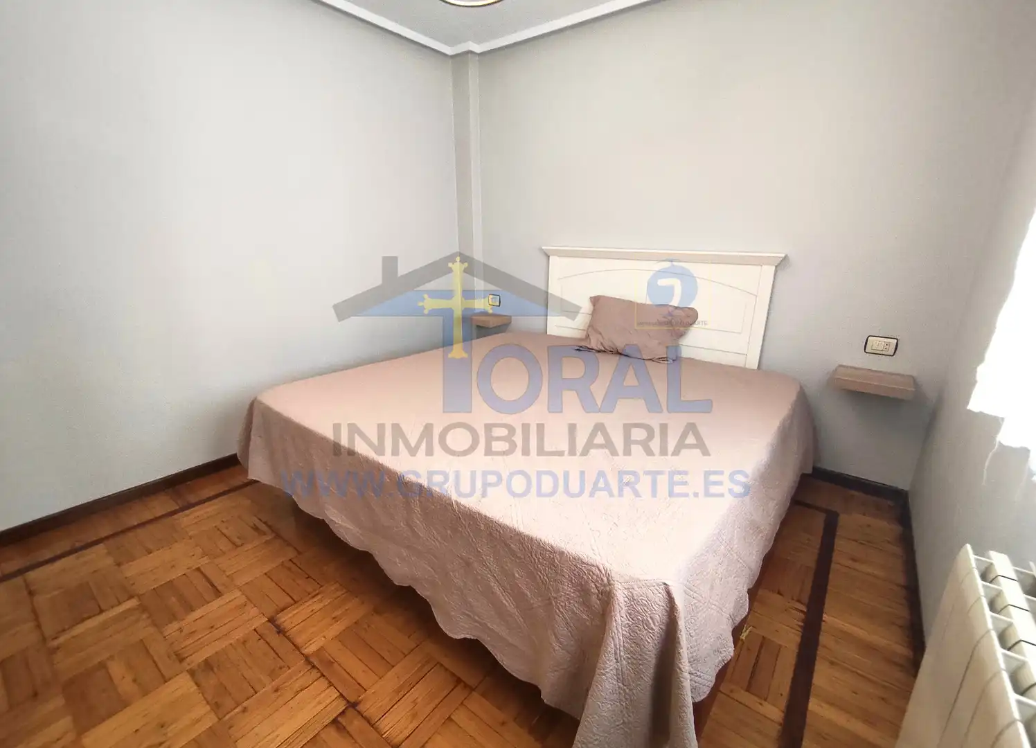 Schlafzimmer von Wohnung zur Miete in Gijón  mit Heizung, Parkett und Möbliert