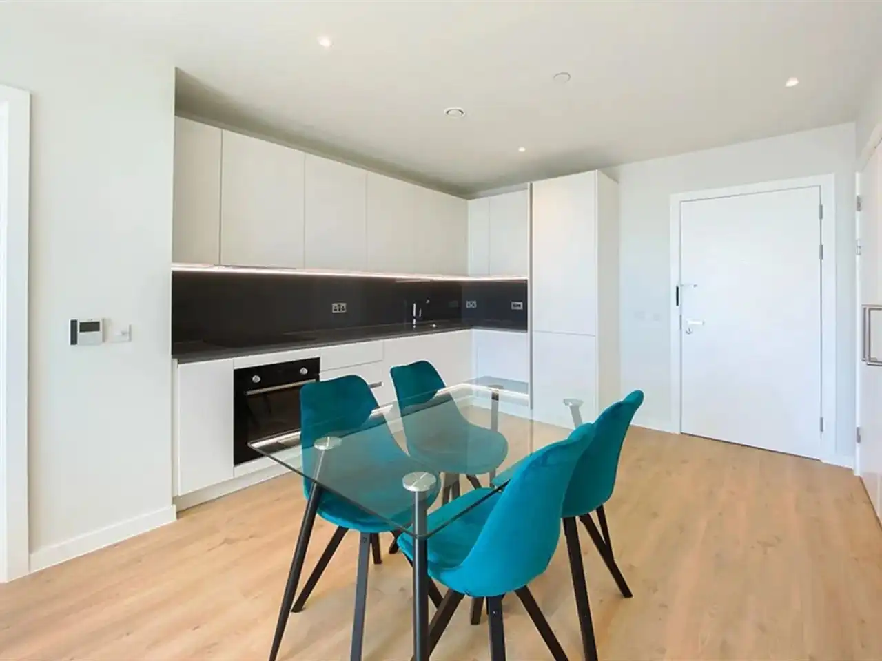 Kitchen of Apartments for share in Casco Antiguo
