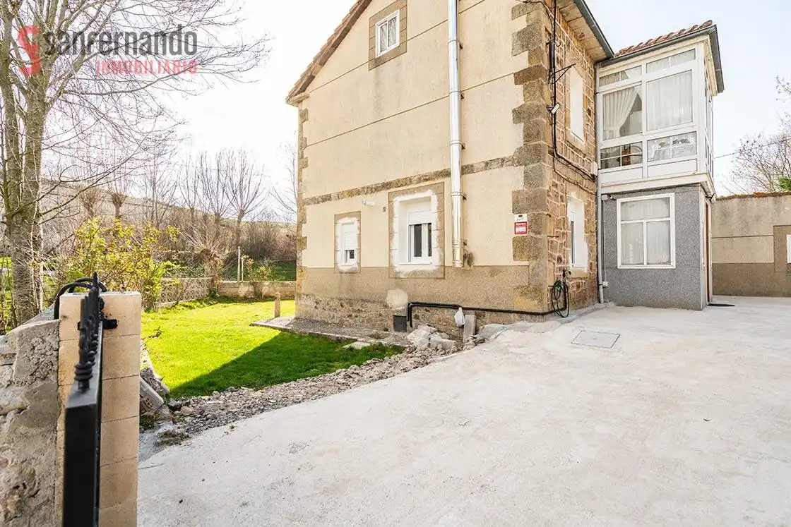 Vista exterior de Casa o xalet en venda en Campoo de Enmedio amb Calefacció, Jardí privat i Terrassa
