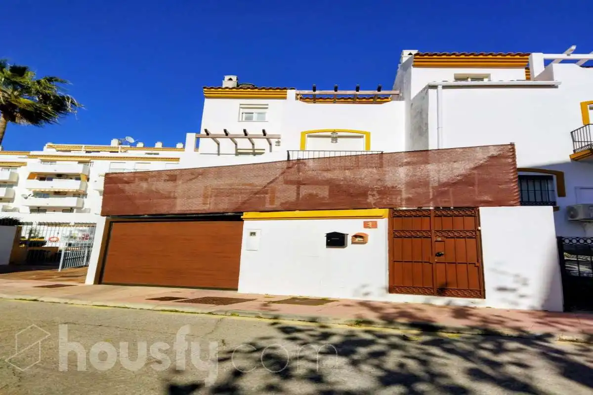 Houses for sale in Calle Atlántida, Alcorrín