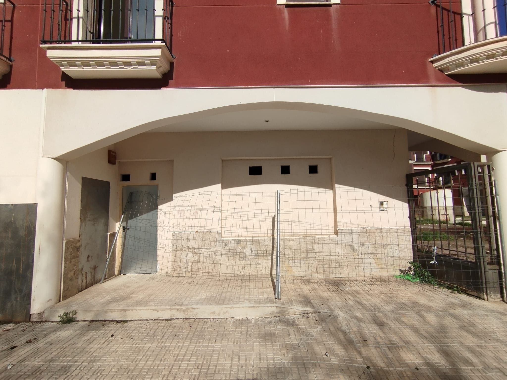 Vista exterior de Local en venta en La Solana  