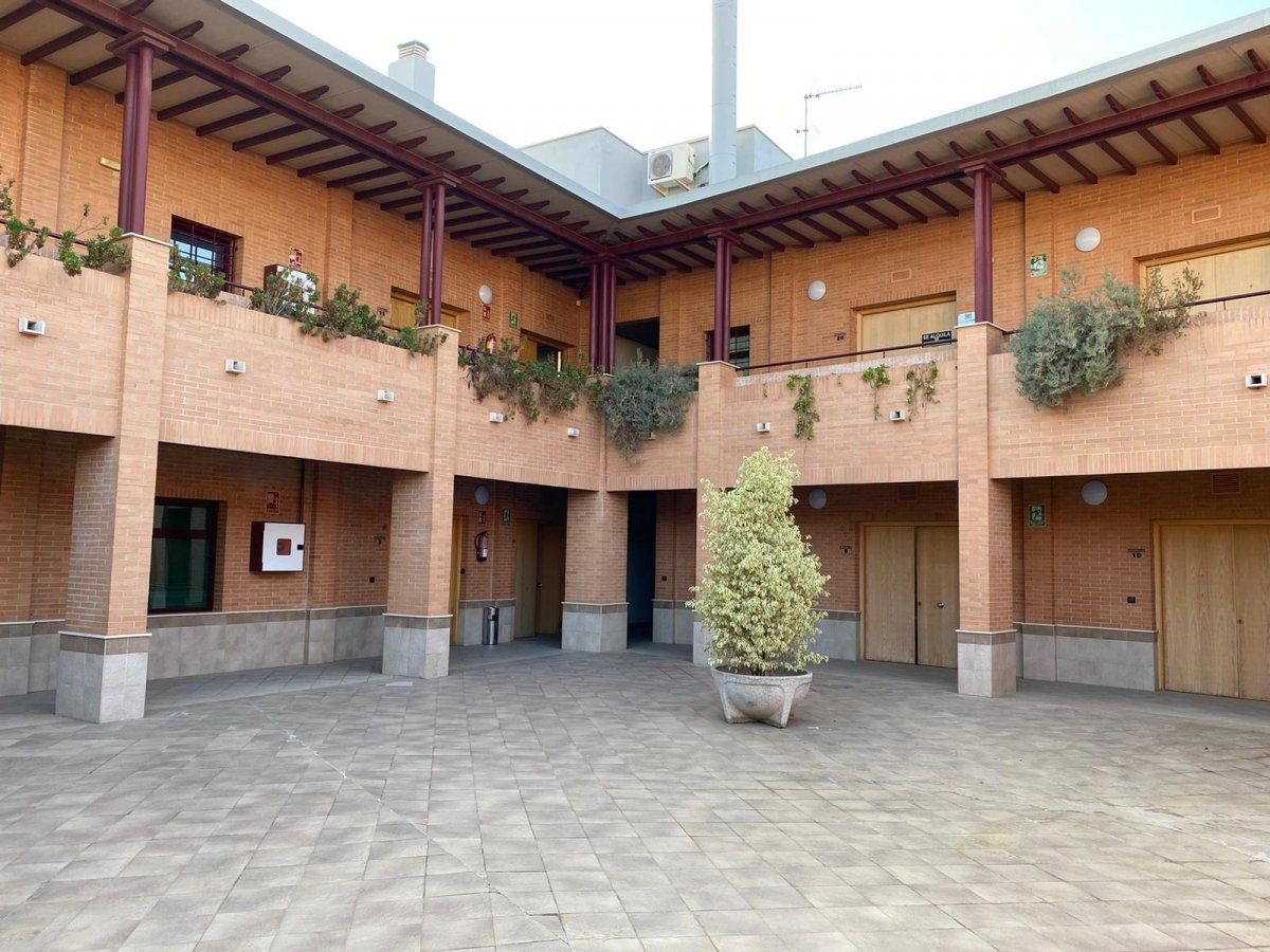 Vista exterior de Oficina de lloguer en  Sevilla Capital amb Aire condicionat i Calefacció