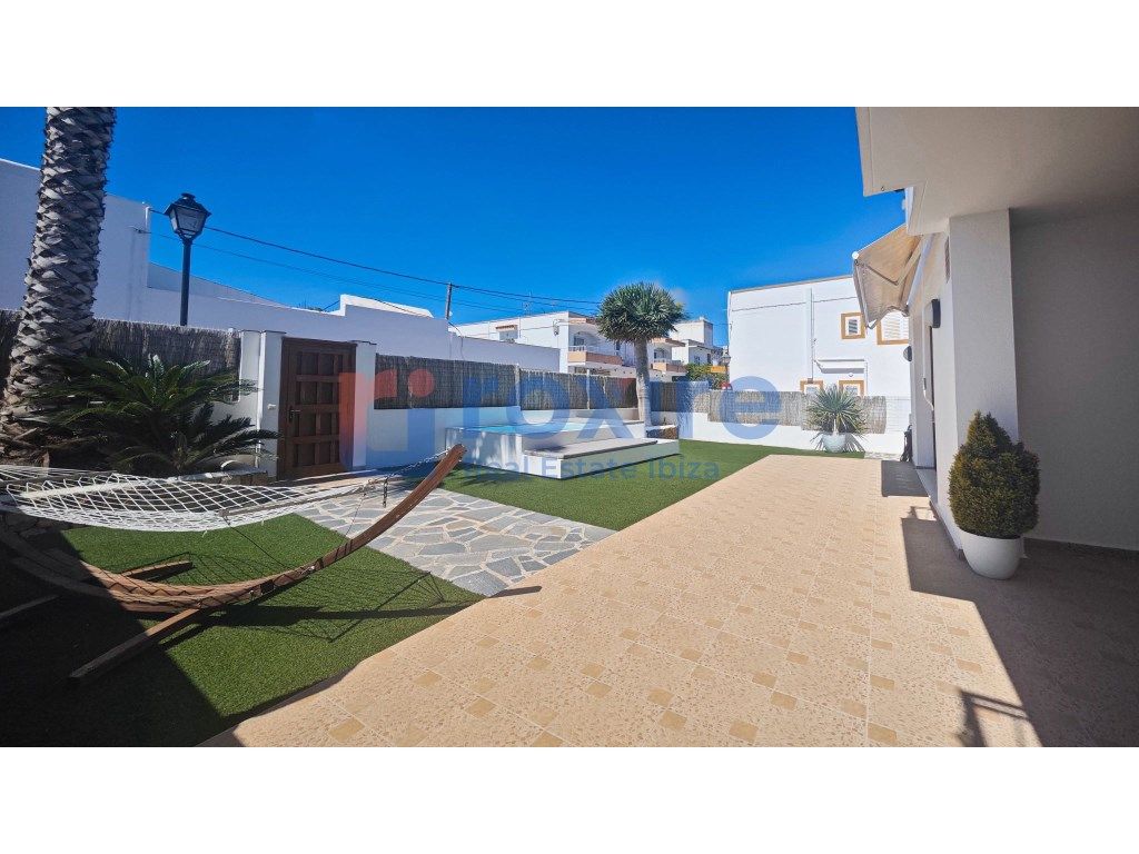 Vista exterior de Planta baixa en venda en Sant Antoni de Portmany amb Aire condicionat, Jardí privat i Terrassa