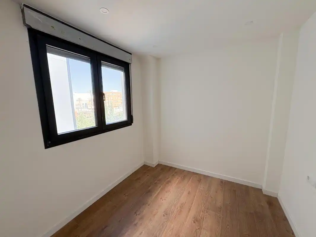 Schlafzimmer von Dachboden zum Verkauf in Alberic mit Klimaanlage, Heizung und Terrasse
