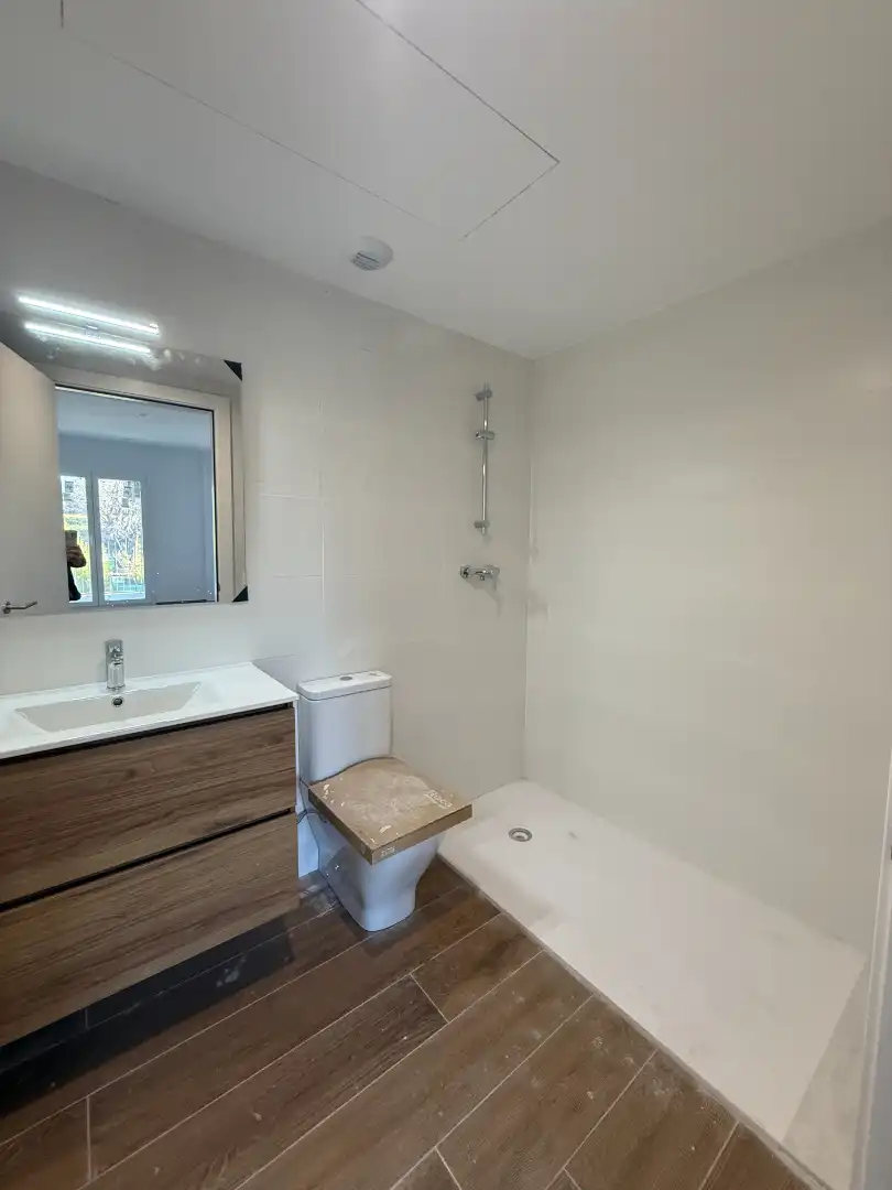 Baño de Piso de alquiler en Tiana con Aire acondicionado, Calefacción y Jardín privado
