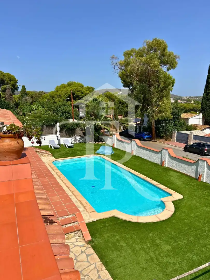 Swimming pool of Houses for sale in Roda de Berà  with Air Conditioner, Heating and Private garden