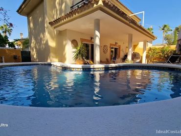 Casa aparellada amb balcó en venda a L'Albir