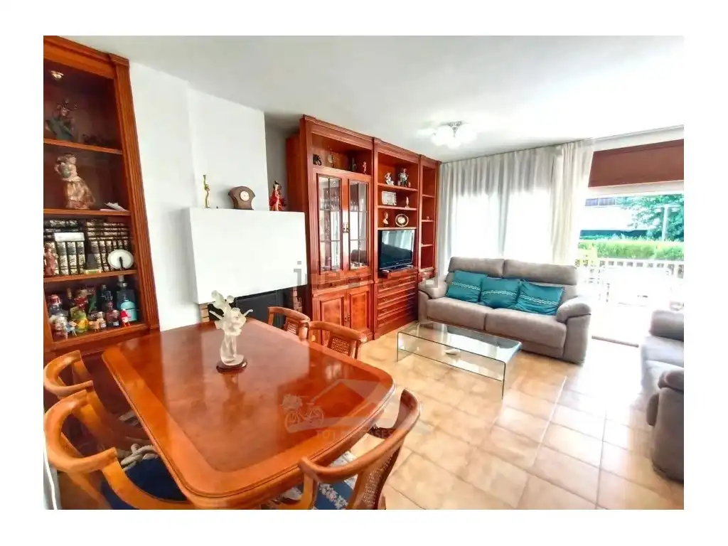 Sala d'estar de Casa o xalet en venda en Cunit amb Aire condicionat i Jardí privat