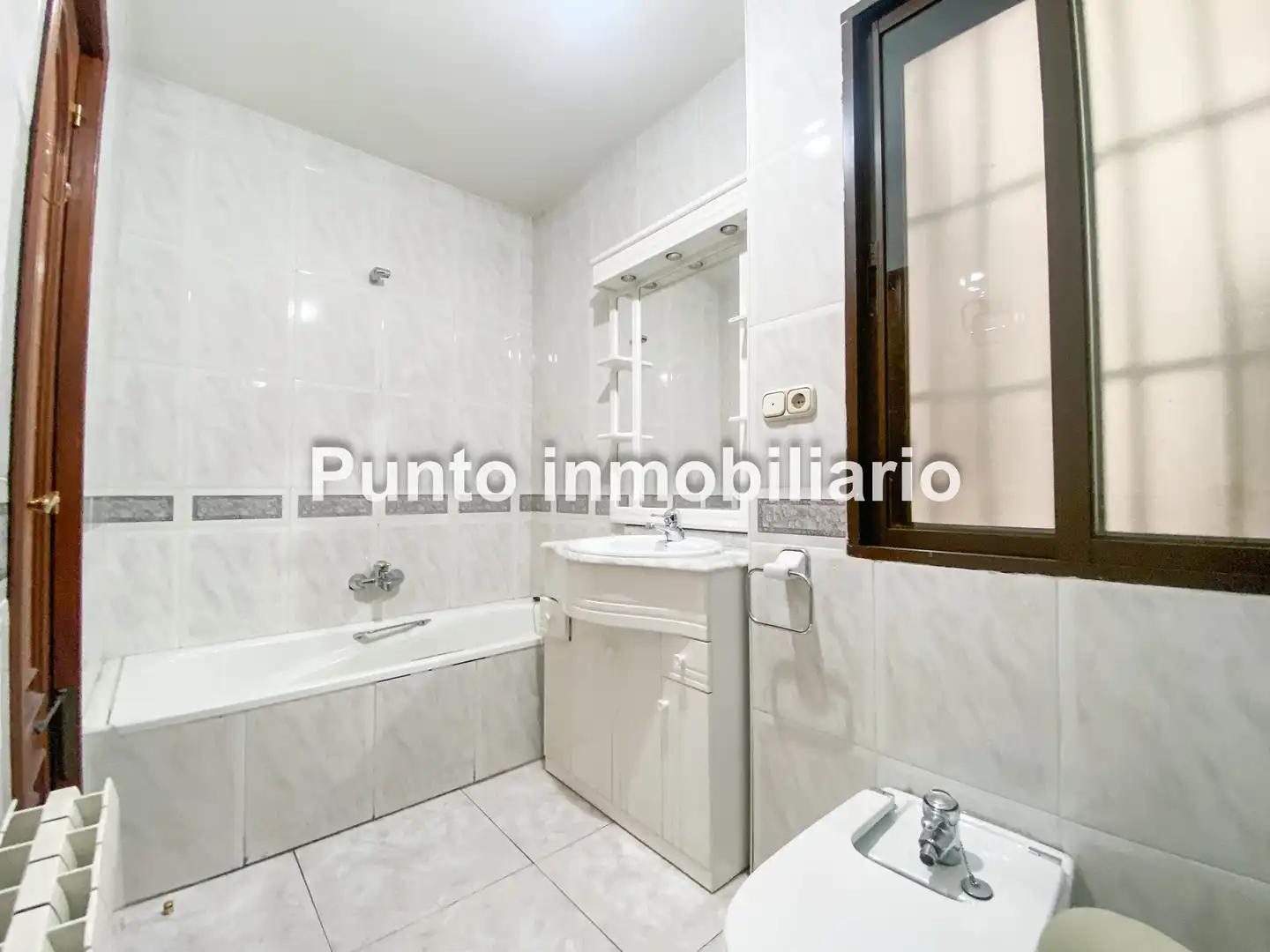 Bathroom of Flat for sale in Valladolid  with Heating, Parquet flooring and Terrace