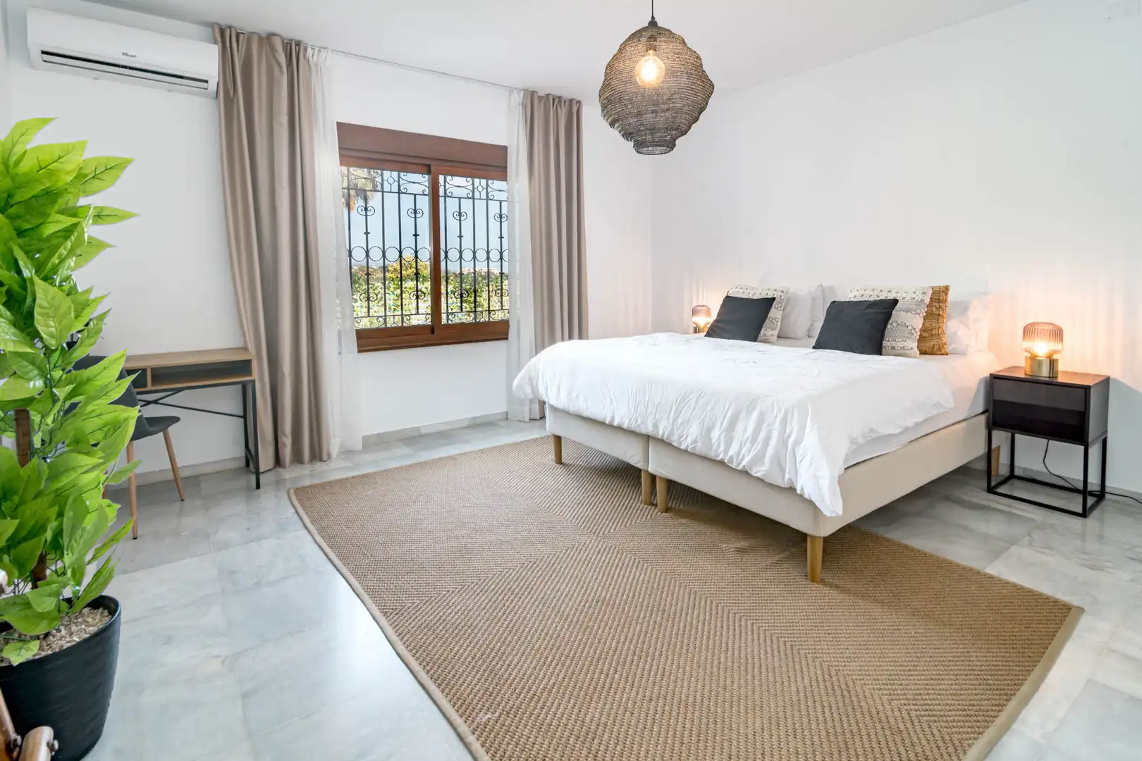 Dormitori de Casa o xalet de lloguer en Marbella amb Aire condicionat, Jardí privat i Parquet