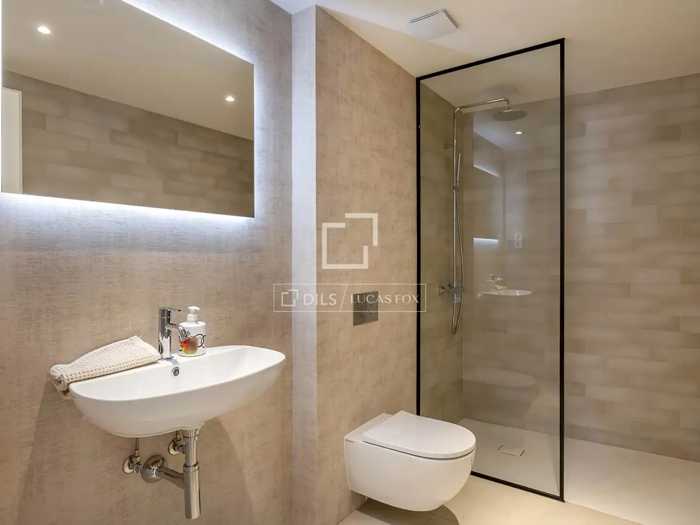 Badezimmer von Wohnung zum Verkauf in Barcelona mit Klimaanlage, Terrasse und Schwimmbad