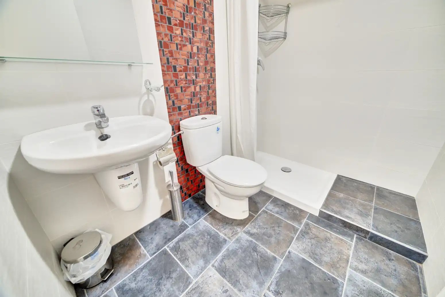 Badezimmer von Dachboden zum Verkauf in Undués de Lerda mit Heizung, Parkett und Terrasse