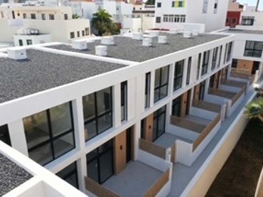House with balcony for sale in Calle Adelantado 34