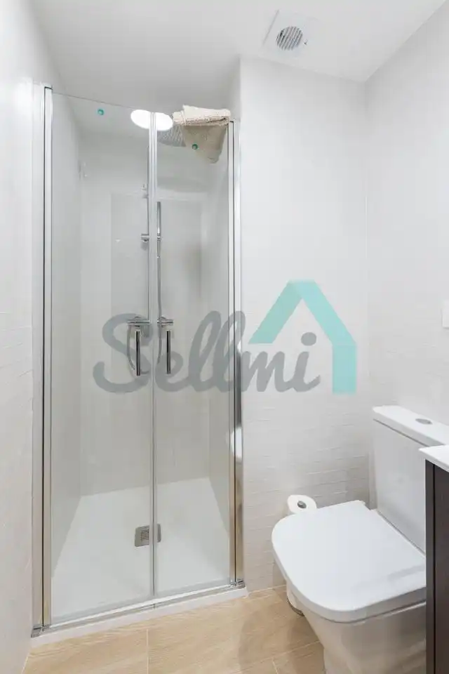 Baño de Piso en venta en Oviedo  con Calefacción