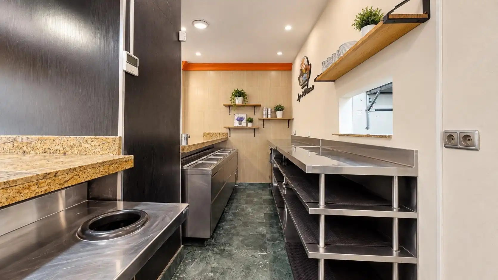 Cocina de Local en venta en Granada con Aire acondicionado y Amueblado