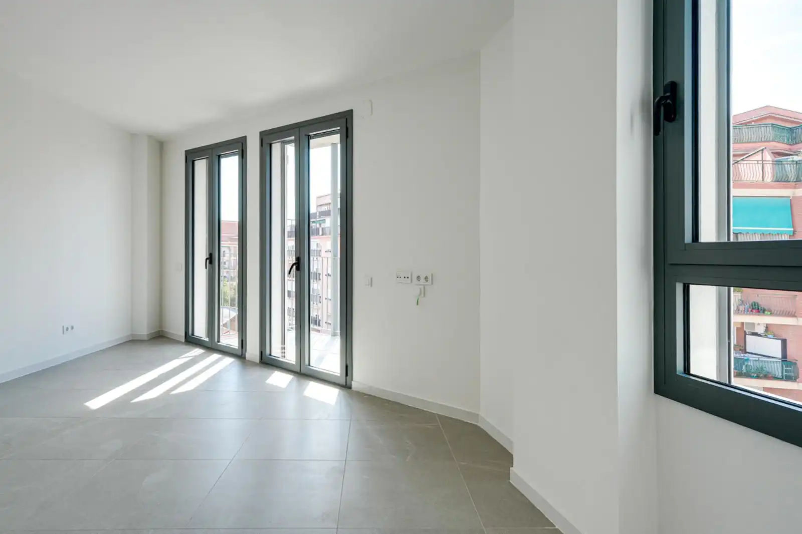 Piso en venta en L'Hospitalet de Llobregat con Calefacción, Terraza y Horno