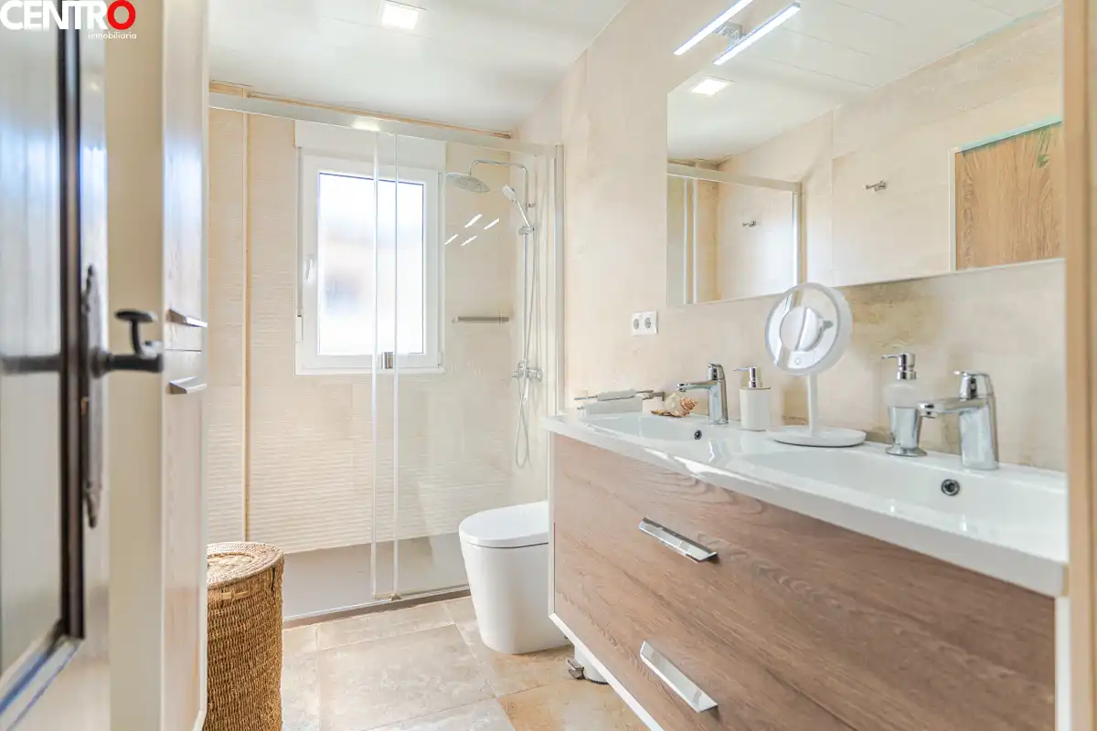 Baño de Casa o chalet en venta en La Zubia con Aire acondicionado, Calefacción y Jardín privado