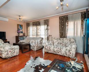 Sala d'estar de Casa adosada en venda en  Madrid Capital amb Aire condicionat, Calefacció i Jardí privat
