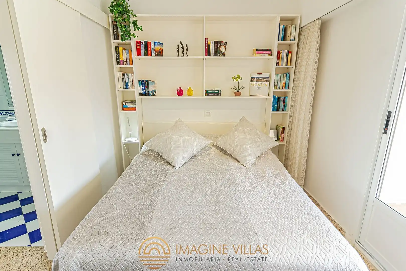 Habitación de Apartamento en venta en La Manga del Mar Menor con Amueblado y Piscina comunitaria