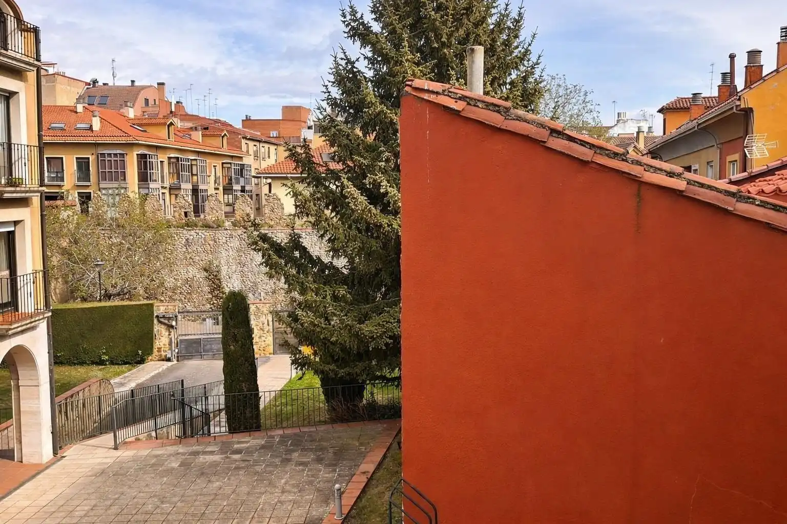 Vista exterior de Piso en venta en León Capital  con Calefacción, Terraza y Trastero