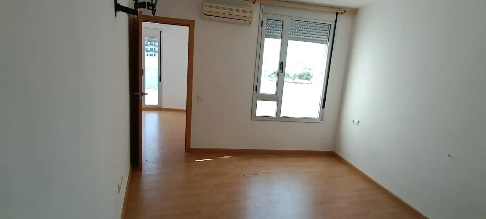 Schlafzimmer von Dachboden zum Verkauf in L'Ampolla mit Terrasse und Balkon