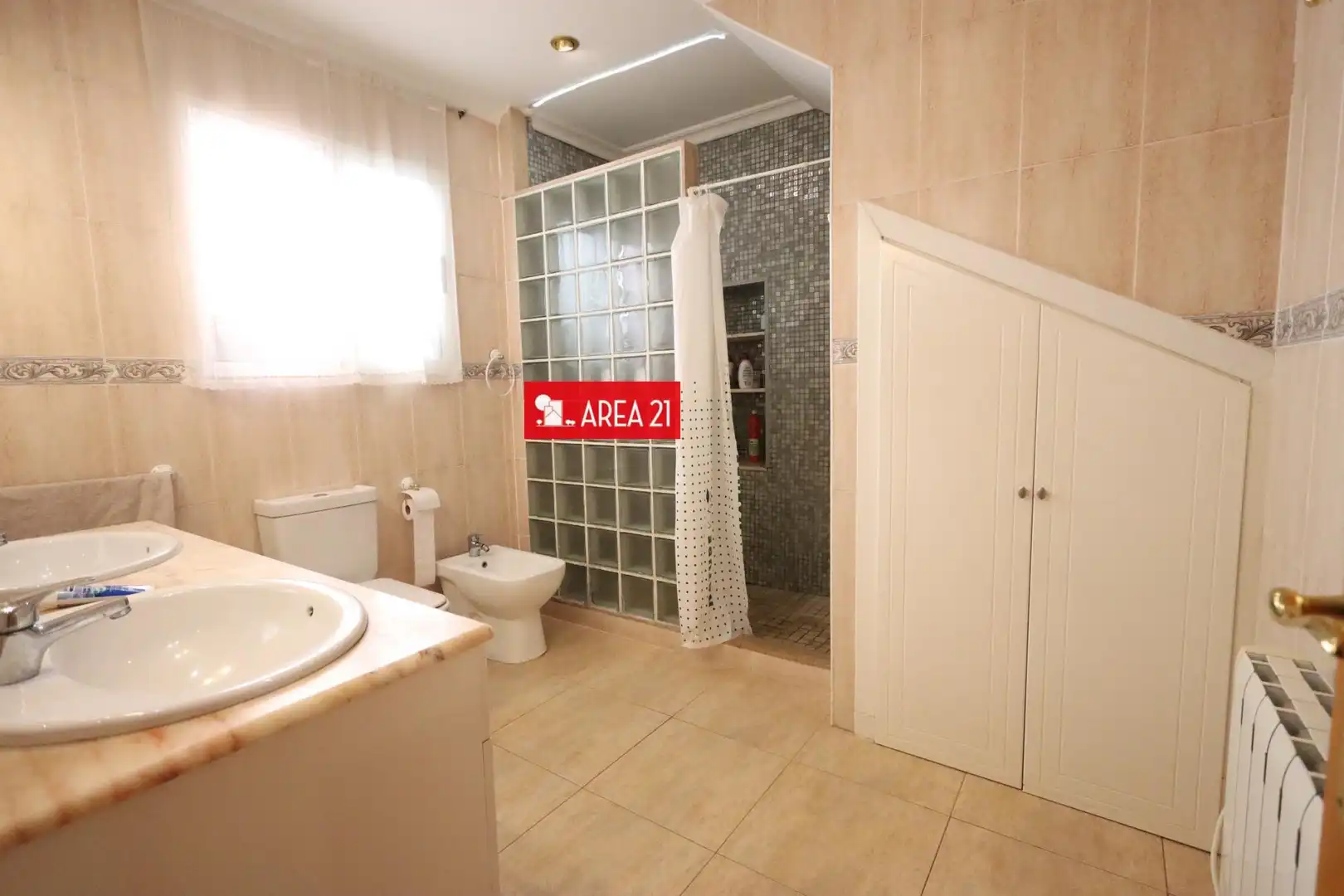 Baño de Casa o chalet en venta en La Pobla de Vallbona con Aire acondicionado, Terraza y Trastero