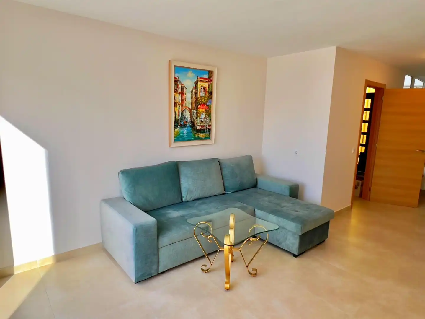 Wohnzimmer von Einfamilien-Reihenhaus zum Verkauf in Arona mit Klimaanlage, Privatgarten und Terrasse