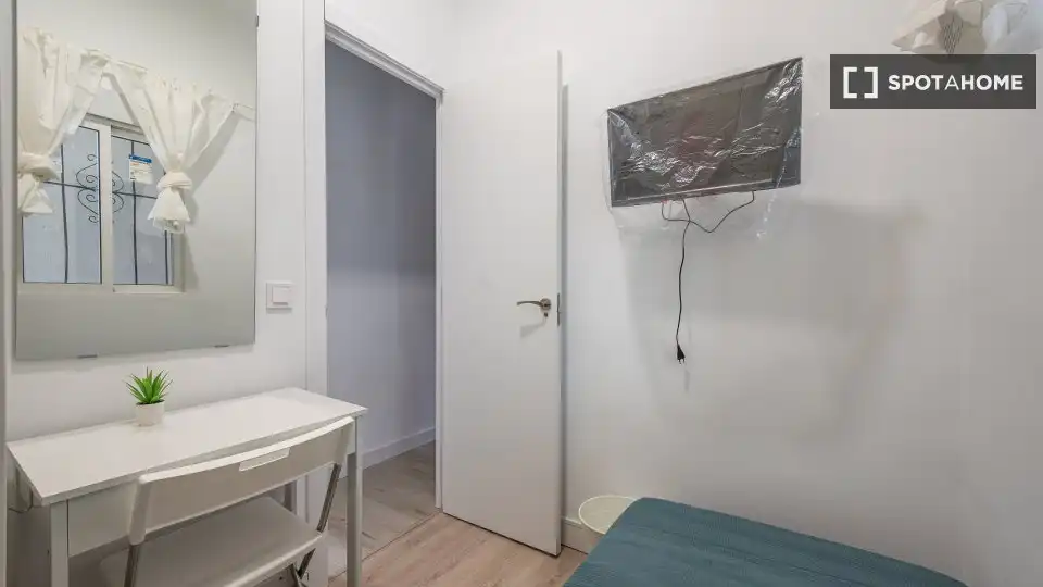 Dormitori de Pis de lloguer en Madrid amb Aire condicionat, Calefacció i Moblat