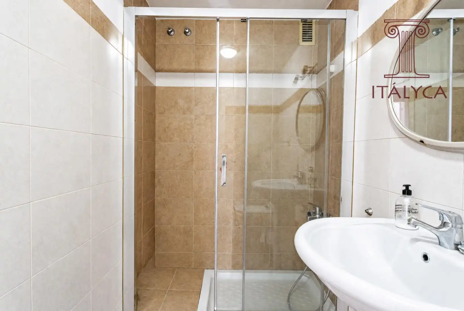 Bathroom of Flat for sale in Sevilla  with Air Conditioner, Heating and Terrace