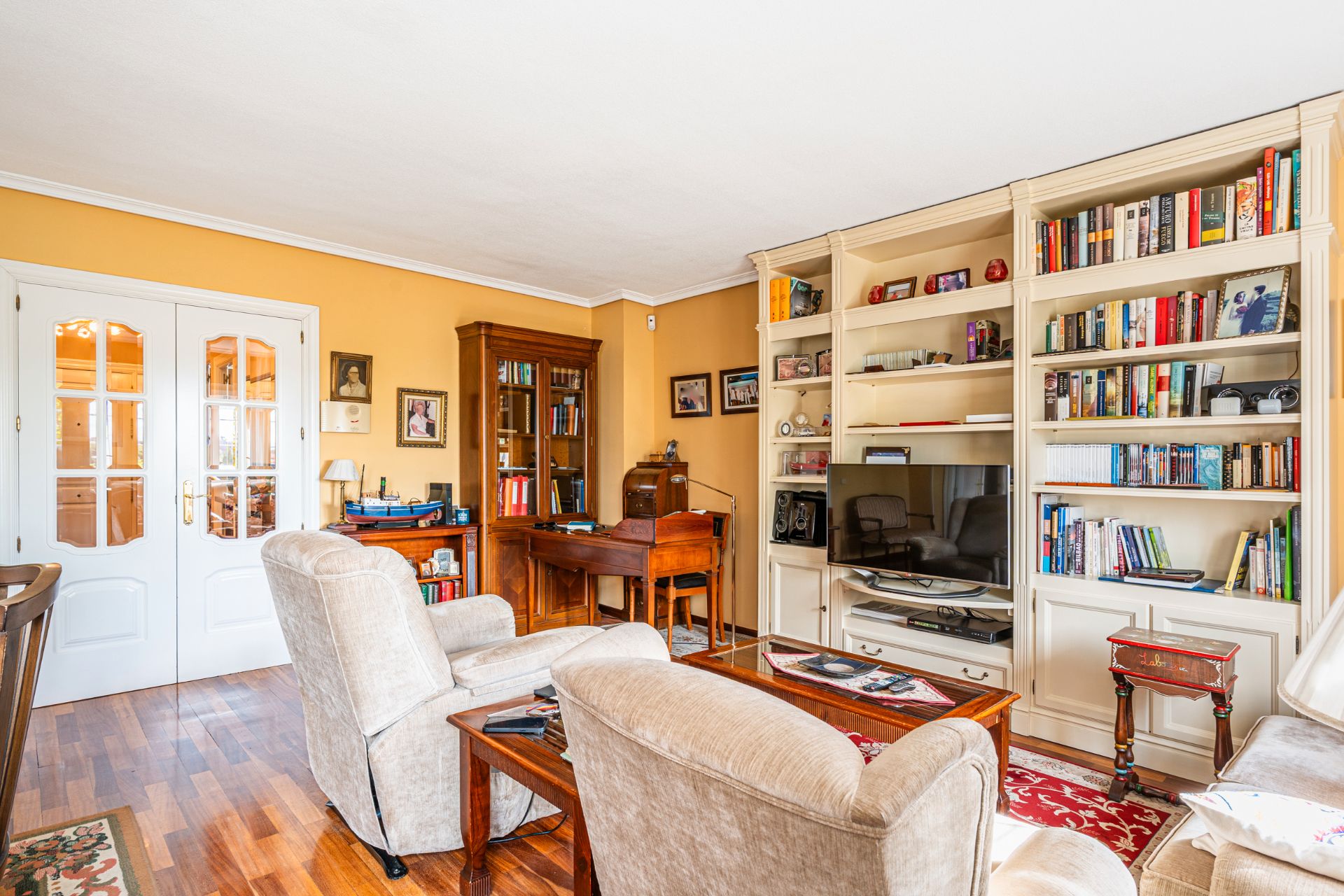 Sala de estar de Casa adosada en venta en Las Rozas de Madrid con Aire acondicionado, Calefacción y Jardín privado