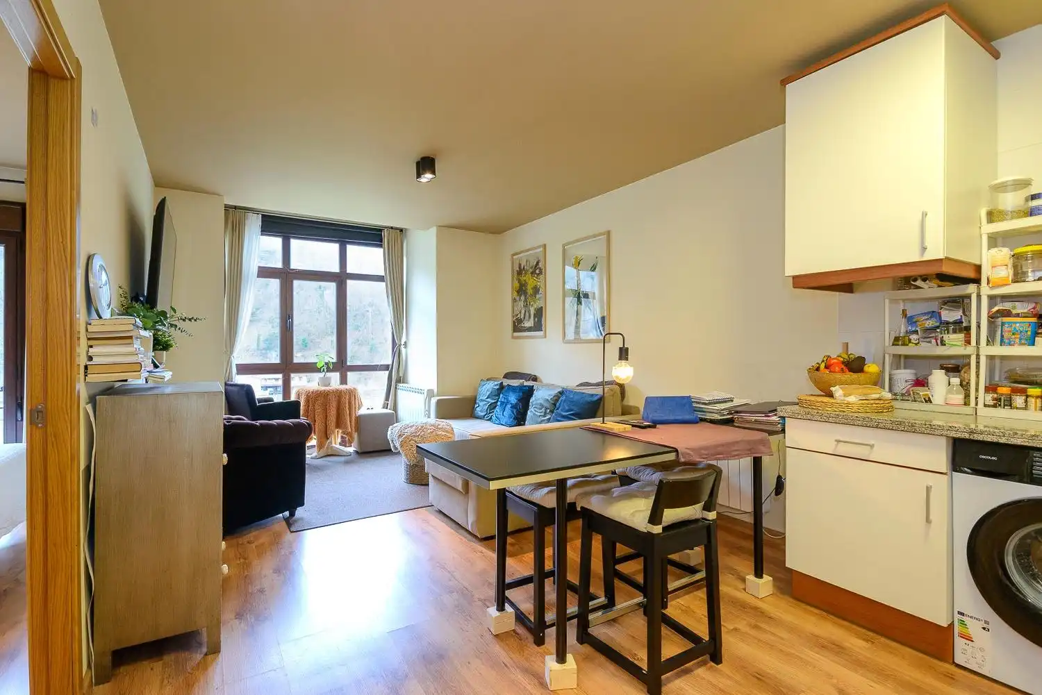 Sala de estar de Piso en venta en Aller con Calefacción, Trastero y Amueblado