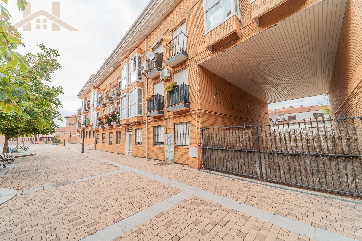 Vista exterior de Dúplex en venda en Griñón amb Aire condicionat, Calefacció i Jardí privat