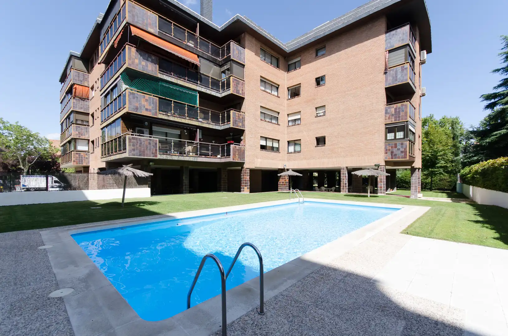 Swimming pool of Flat for rent in Madrid  with Air Conditioner, Heating and Terrace