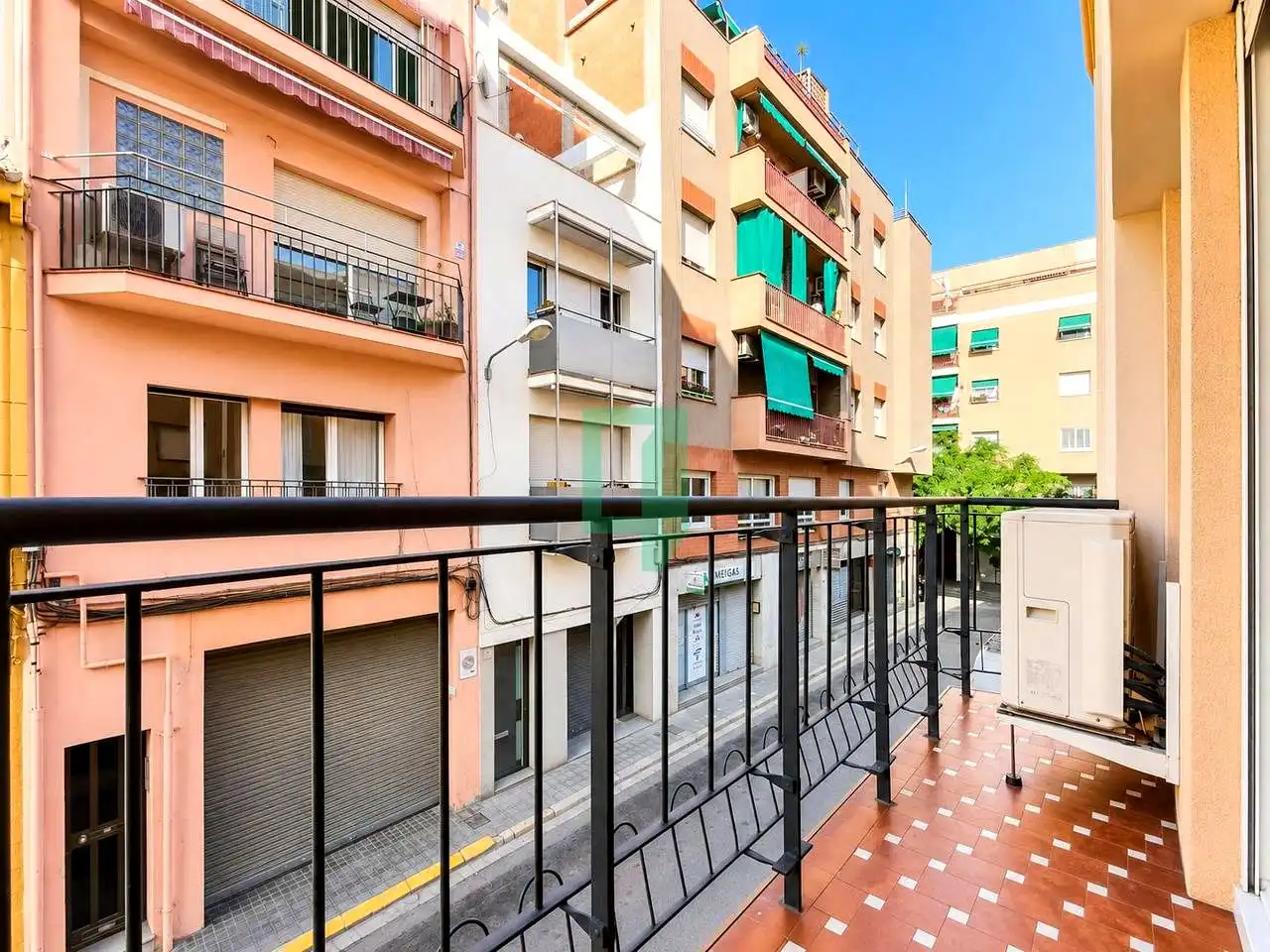 Vista exterior de Casa o xalet en venda en Badalona amb Aire condicionat, Calefacció i Jardí privat