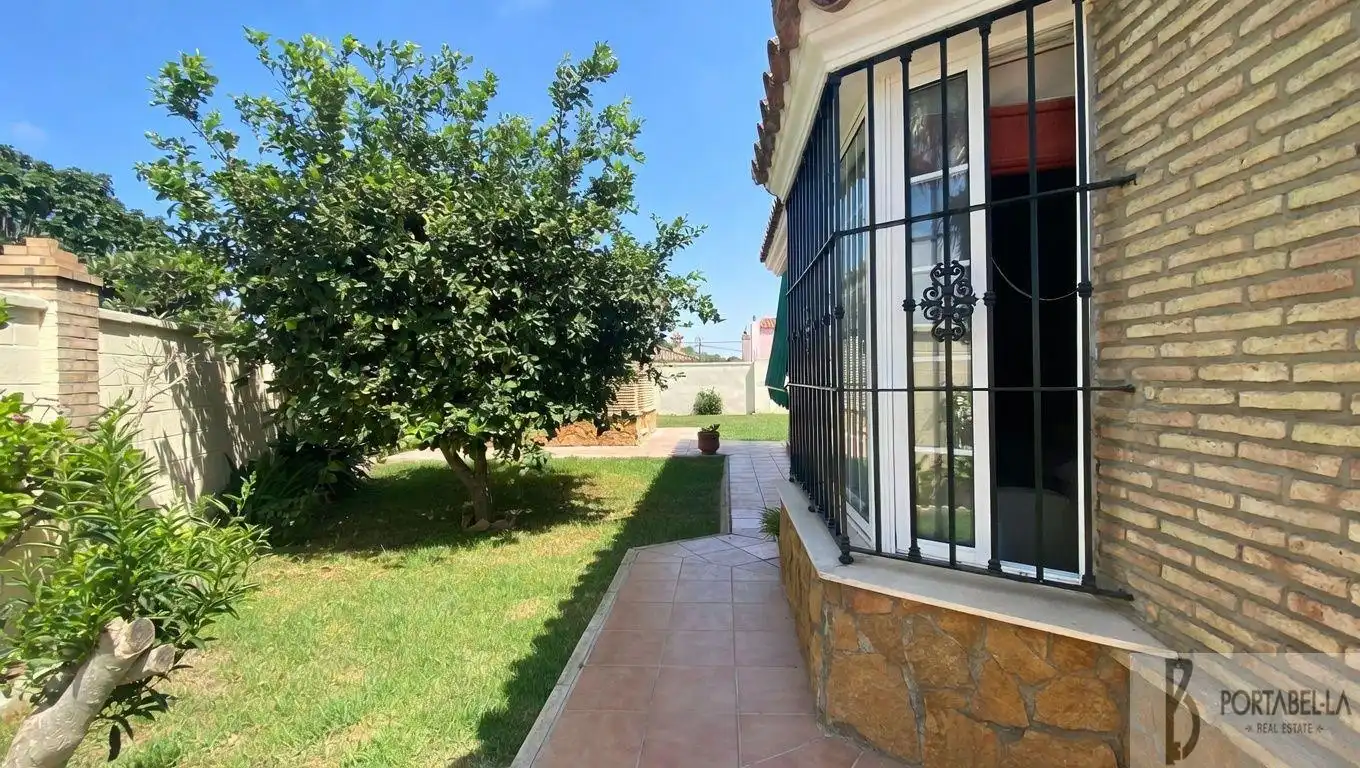 Vista exterior de Casa o xalet en venda en El Puerto de Santa María amb Aire condicionat, Traster i Piscina