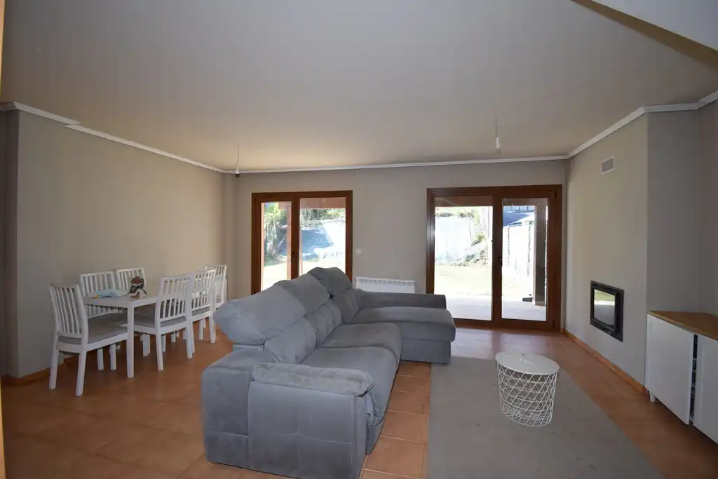 Sala de estar de Casa adosada en venta en Miño con Calefacción, Jardín privado y Amueblado